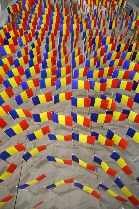 c4 MY-CONTEMPORARY-MAN -50x1600x550cm -papier-mache+earth 2006